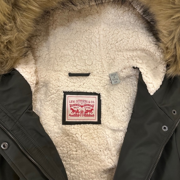 Levi’s Women's Hooded Fishtail Parka With Faux-Fur Trim Olive / Military Green S - Picture 10 of 13